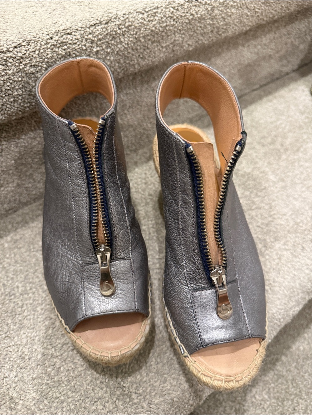 Women's Kanna platinum leather Front-Zip Espadrille Wedge Sandals size 37.
